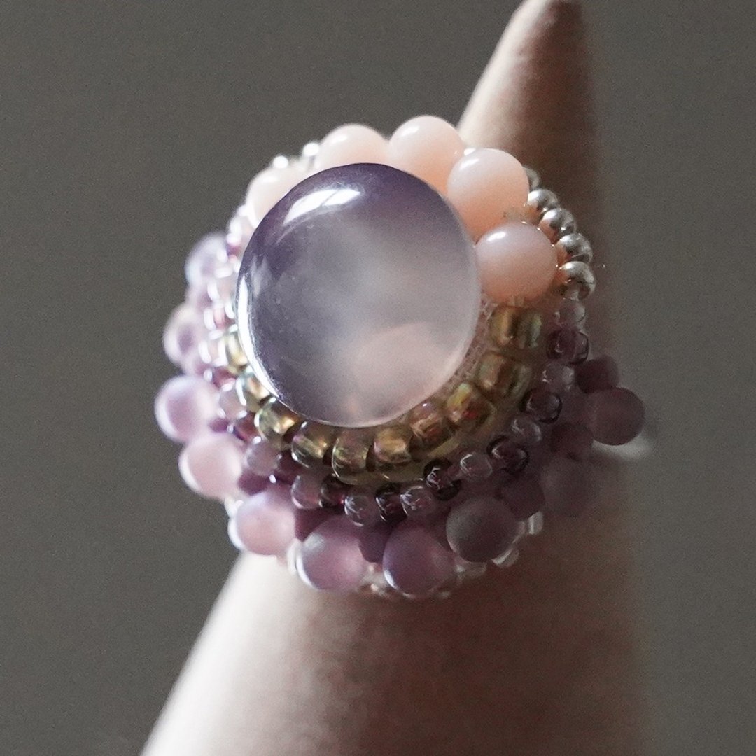 Talkative ring 147 free size bead embroidery ring grayish big ring - 戒指 - 玻璃 粉红色