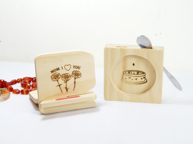 母亲节 妈妈生日礼物  我爱妈妈 MOM I LOVE YOU 康乃馨手机座+蛋糕杯垫礼盒组 3C周边 - 摆饰 - 木头 