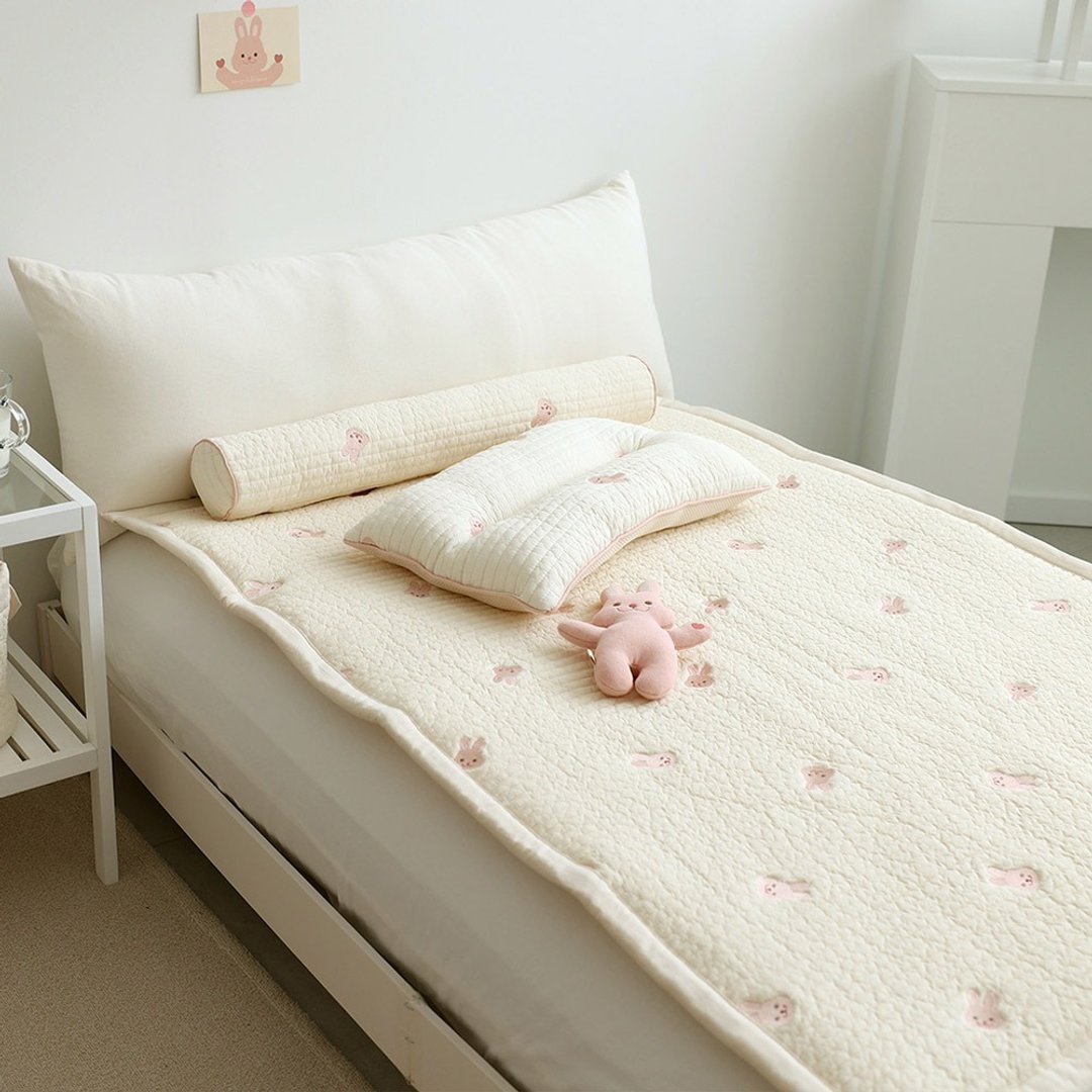韩国Chezbebe 粉红小兔刺绣纯棉睡垫M号 - 婴儿床上用品 - 棉．麻 