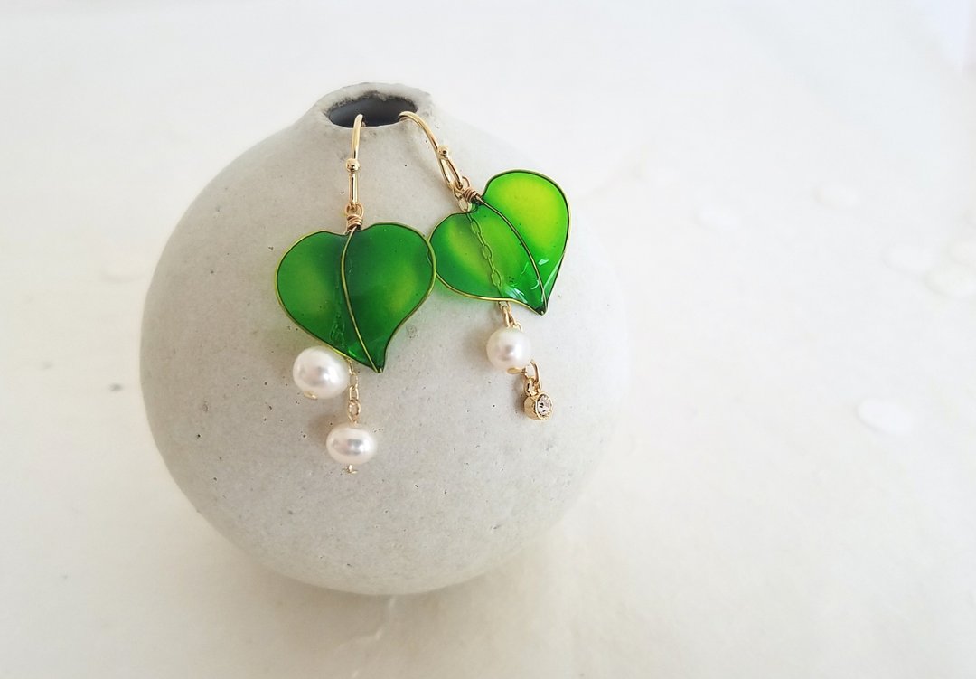 ivy leaf & small freshwater pearl pierced or clip-on earrings - 耳环/耳夹 - 树脂 绿色