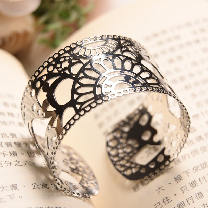 补货到  Mucha慕夏彩绘手环 宽版有型 医疗级薄钢不会氧化过敏 - 手链/手环 - 其他金属 银色