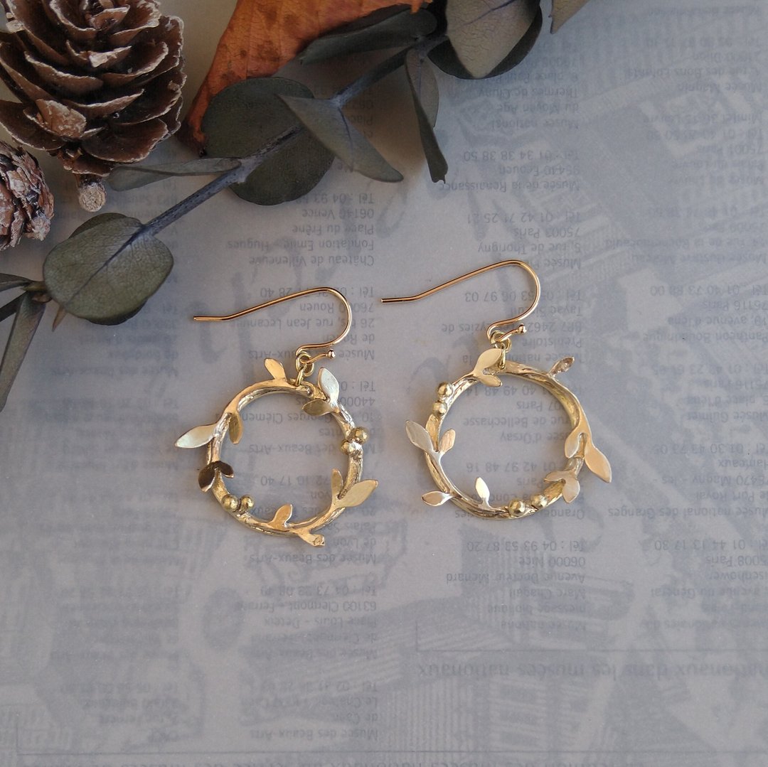 brass botanical wreath earrings - 耳环/耳夹 - 其他金属 金色