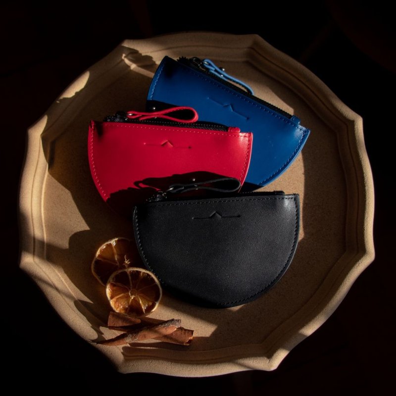 【功能性挂饰】Versatile・迷你半月真皮收纳包圆・红 - 零钱包 - 真皮 红色