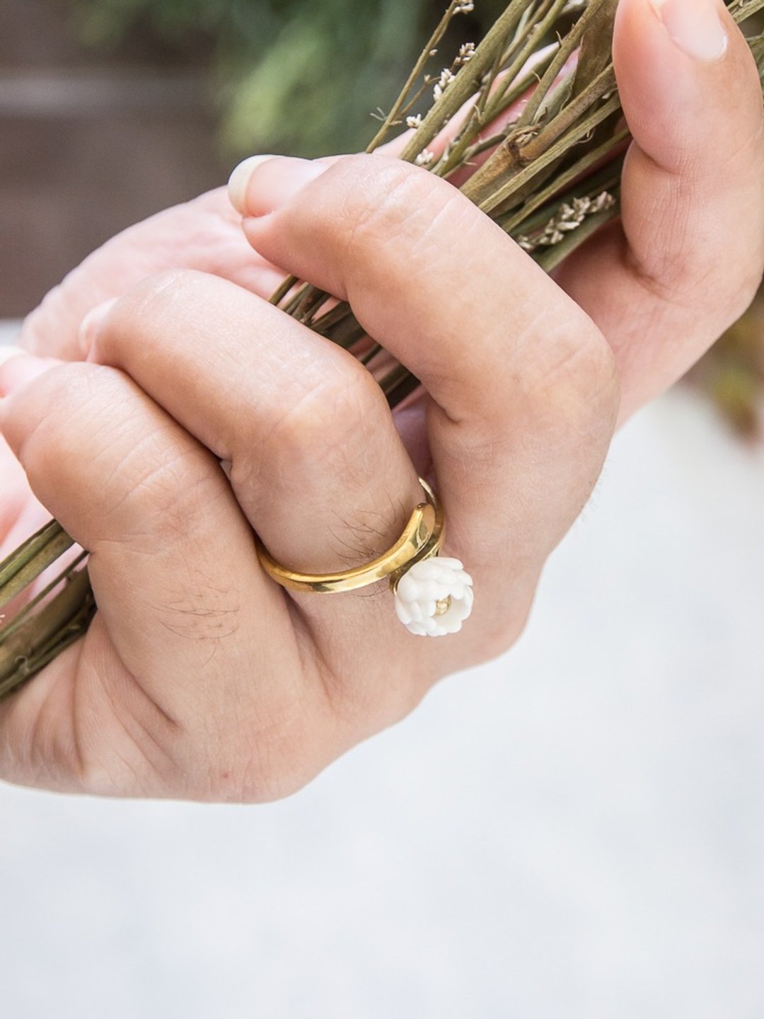 Globe Amaranth ring ~ white porcelain - 戒指 - 陶 白色