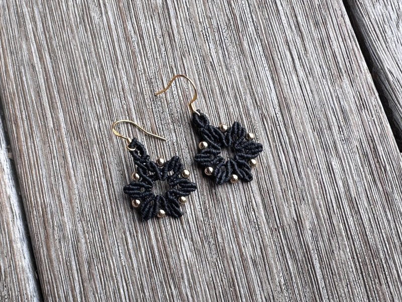 20260136 Macrame 南美蜡线 耳环 圣诞版 - 耳环/耳夹 - 半宝石 黑色