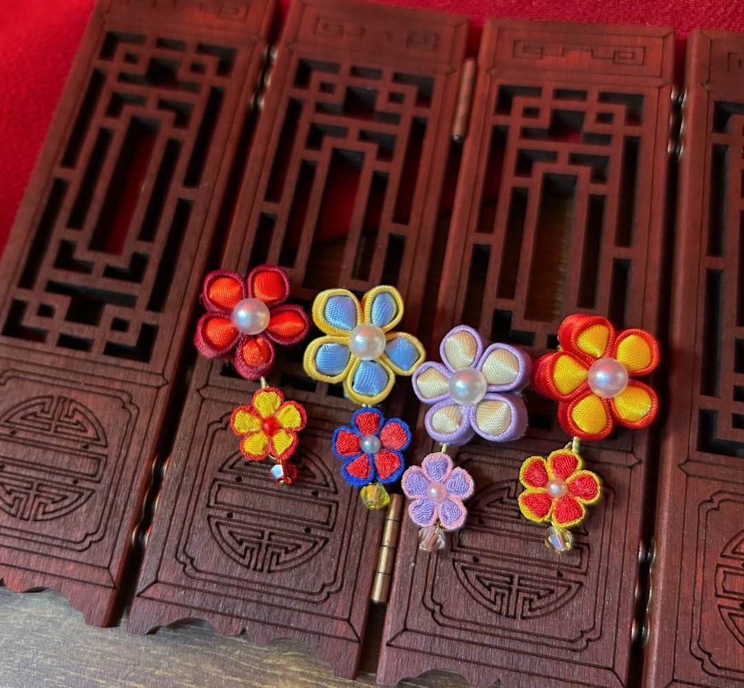 (细工布花 x 中国风) 花纽/盘扣 梅 耳环/耳夹 - 耳环/耳夹 - 其他人造纤维 多色