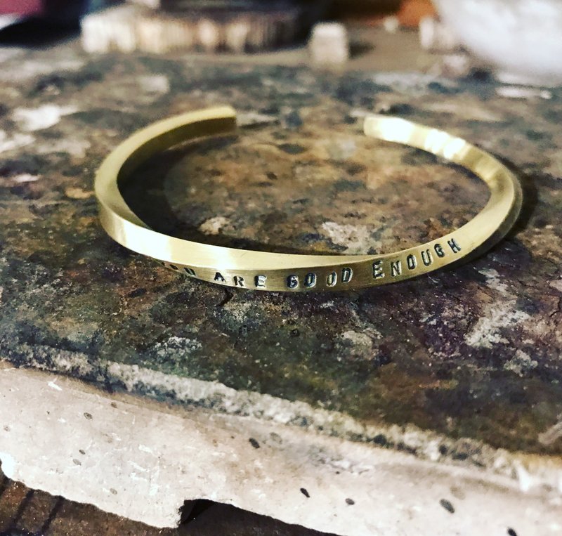 扭转敲字黄铜手环 - 手链/手环 - 铜/黄铜 金色