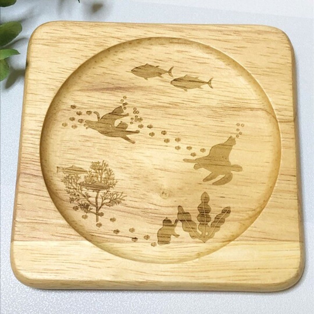 猫帮助乌龟到龙宫城广场实木杯垫 免费送货 - 杯垫 - 木头 咖啡色