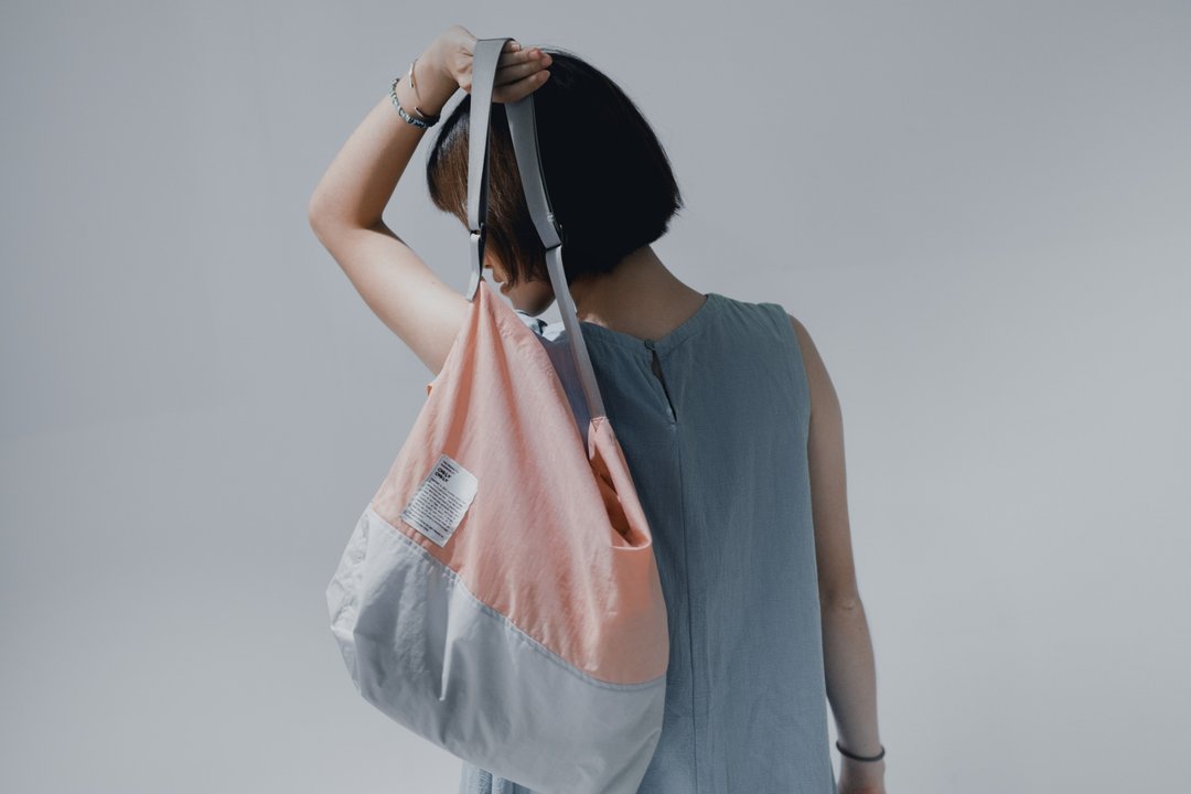 Mini Lazy Bag 珊瑚双拼 随性宽包 轻防水/单肩/斜肩/背带可调 - 侧背包/斜挎包 - 其他人造纤维 粉红色