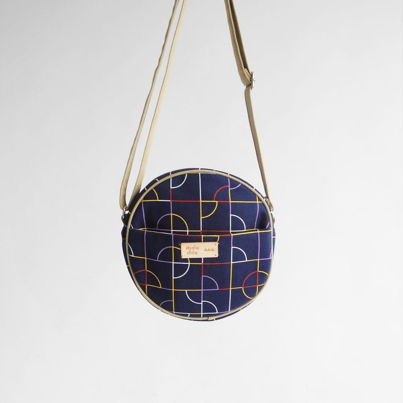 Studio Chiia  斜背圆形印花帆布包 - 磁砖线条 | 丈青 - 侧背包/斜挎包 - 棉．麻 蓝色