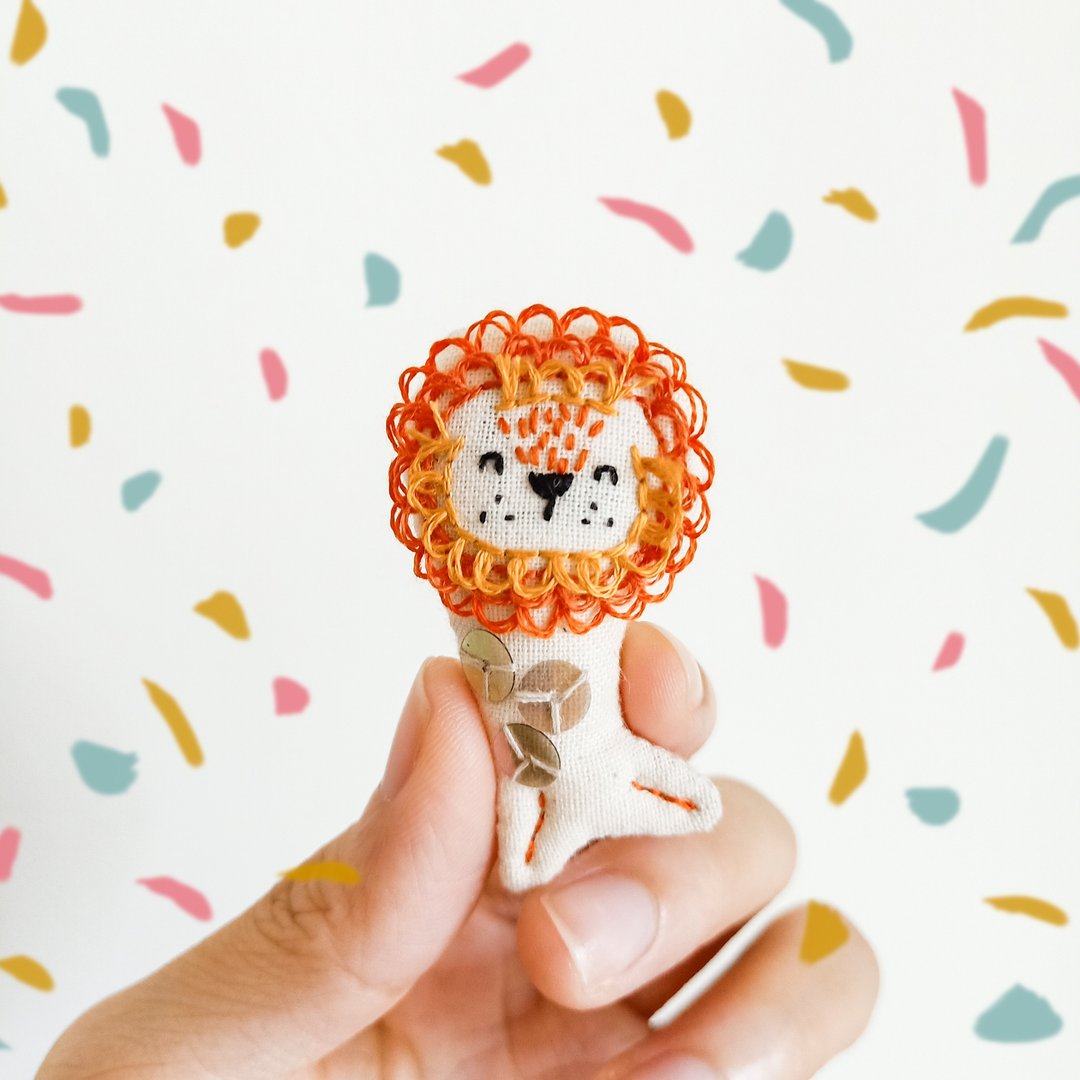 鱼尾狮胸针 Merlion mini brooch pin - 胸针 - 棉 多色