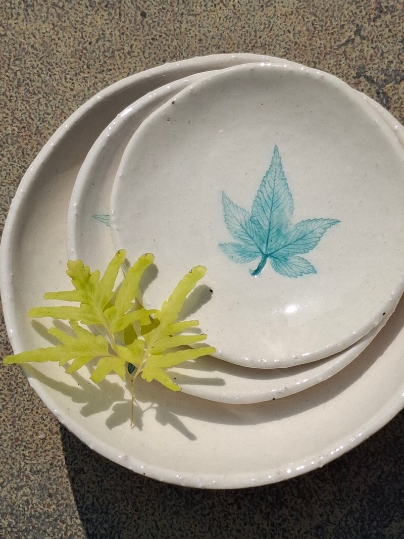 手拓葉片小瓷盤組/薰香盤/飾品盤/皂盤 - 摆饰 - 陶 