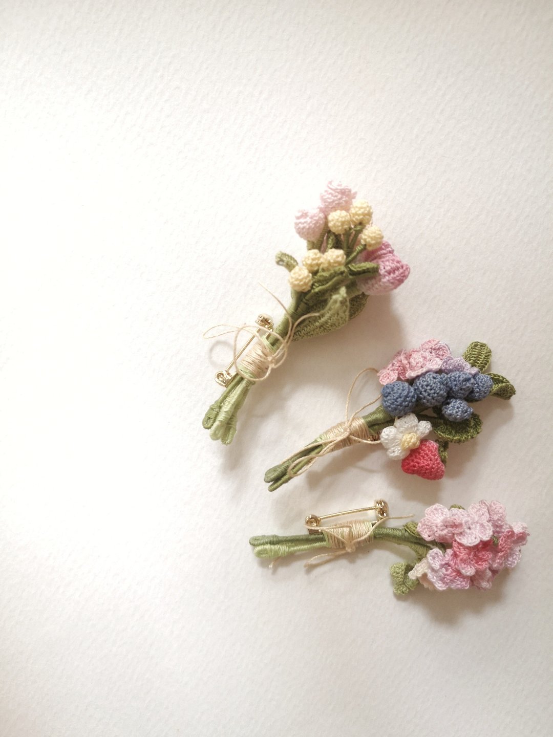 *My Fancy Handmade*手鈎花扣针 (士多啤梨款) - 胸针 - 绣线 多色