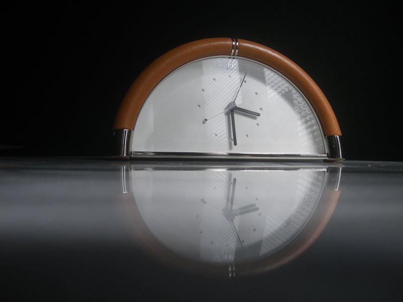 【老时光 OLD-TIME】早期二手日本资生堂皮革桌钟 - 摆饰 - 其他材质 