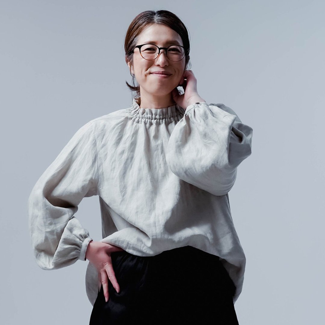 wafu [Linen Tops] Shirred Neck / Flax Natural t043c-amn1 - 女装衬衫 - 棉．麻 卡其色