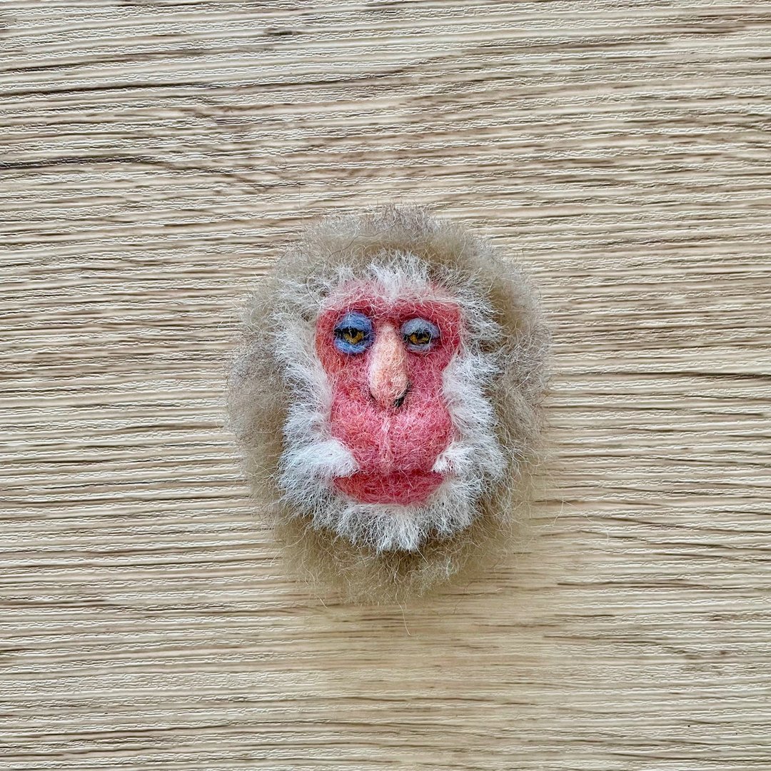 Japanese monkey face brooch soaking in a hot spring - 胸针 - 羊毛 粉红色