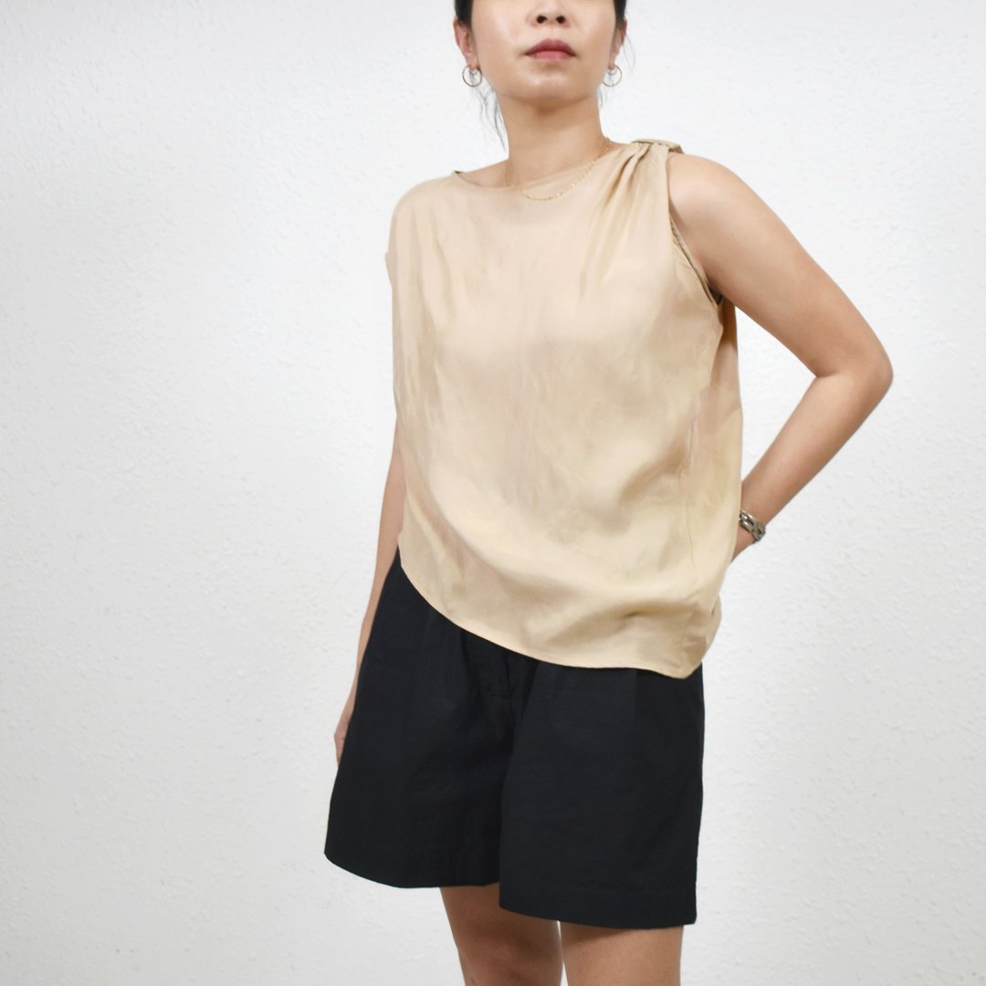 Carreman Top- Beige 浅杏色不对称上衣 - 女装上衣 - 其他材质 卡其色