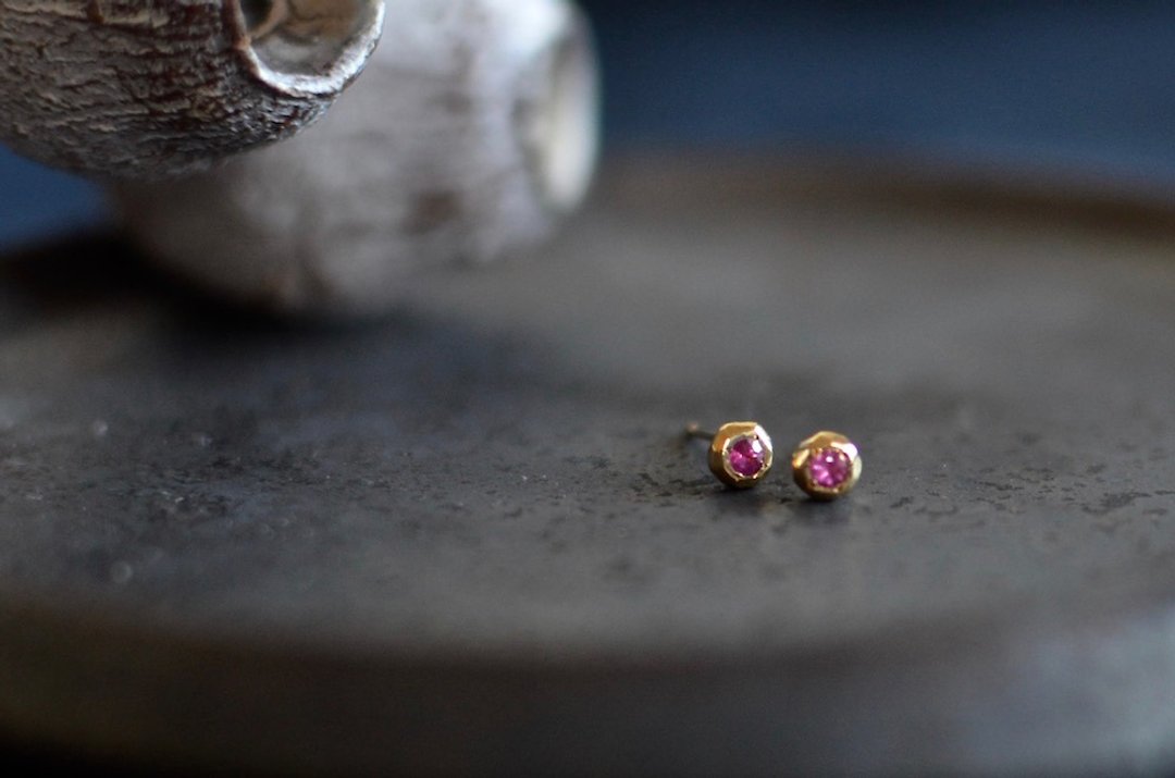 K18 One Ear Earrings Pebble-Ruby- - 耳环/耳夹 - 宝石 金色