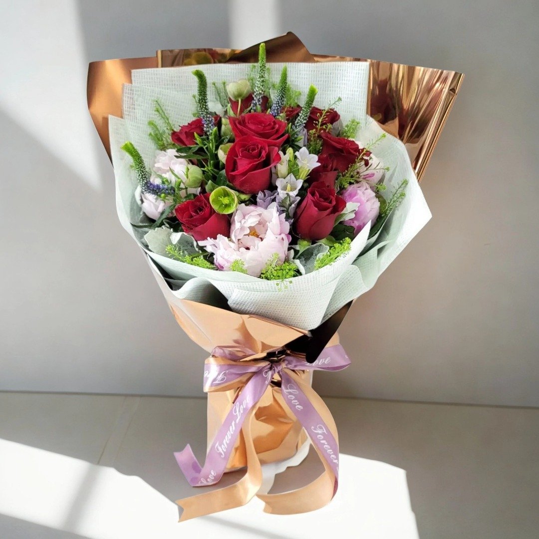 鲜花花束 (红玫瑰、牡丹、老鼠尾、风铃花、BB草、银叶菊) - 植栽/盆栽 - 植物．花 