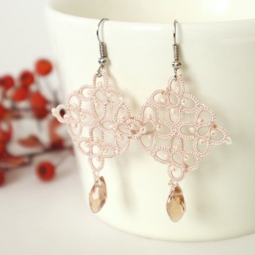 OYA Tatting lace Earrings - RHOMBUS- Cameo Beige - 耳环/耳夹 - 其他人造纤维 咖啡色