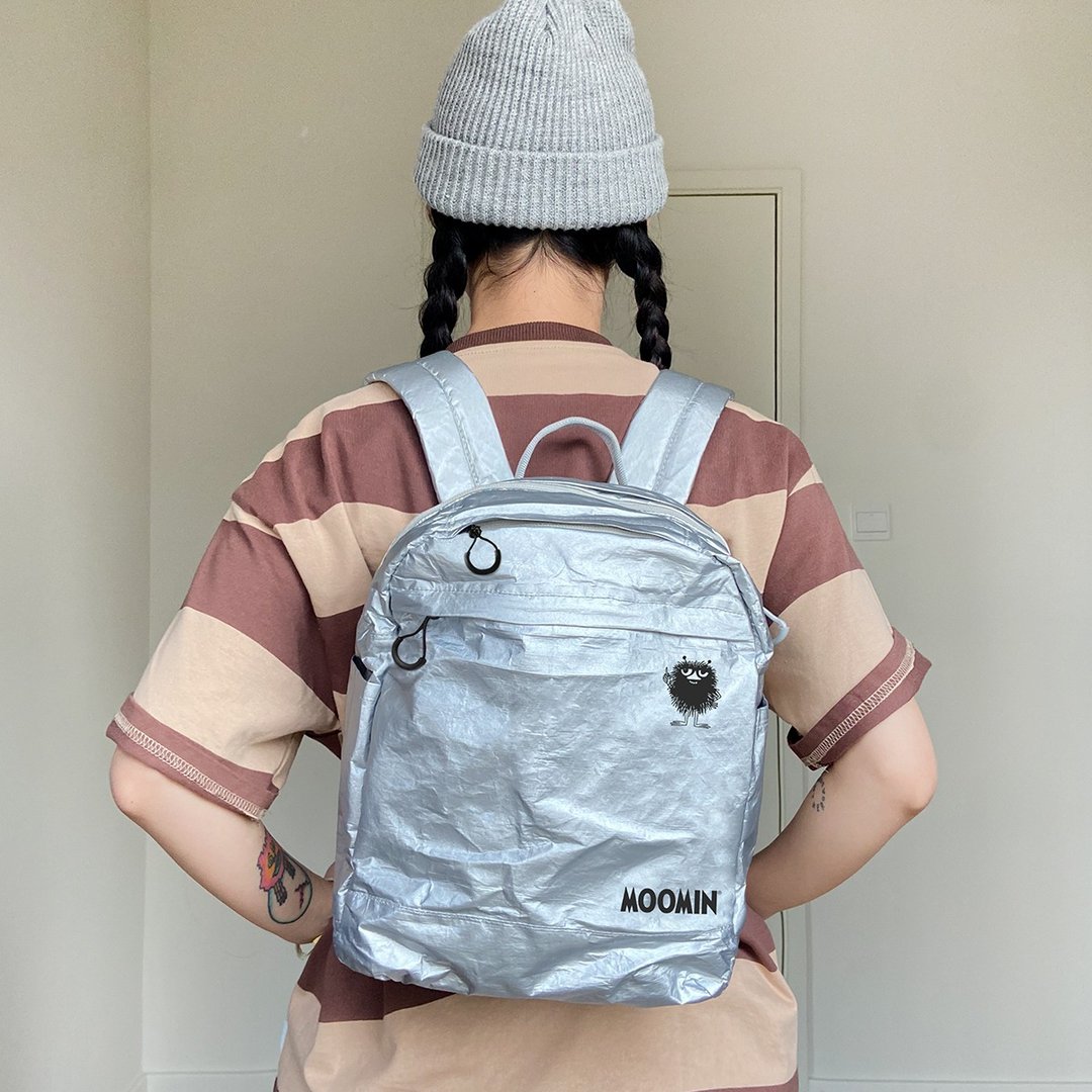 【Pinkoi x Moomin】杜邦纸系列 纸感 mini银色 双肩后背包 - 后背包/双肩包 - 其他人造纤维 银色