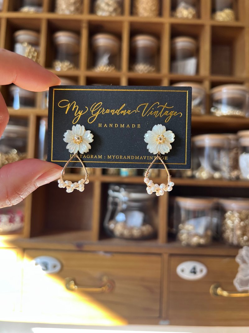 独家货品  春日贝壳小花淡水珍珠花环 耳环 礼物 手作耳环 - 耳环/耳夹 - 贝壳 白色