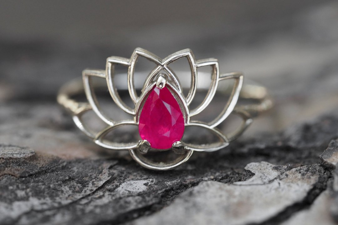 14k  gold ring with ruby. - 戒指 - 贵金属 金色