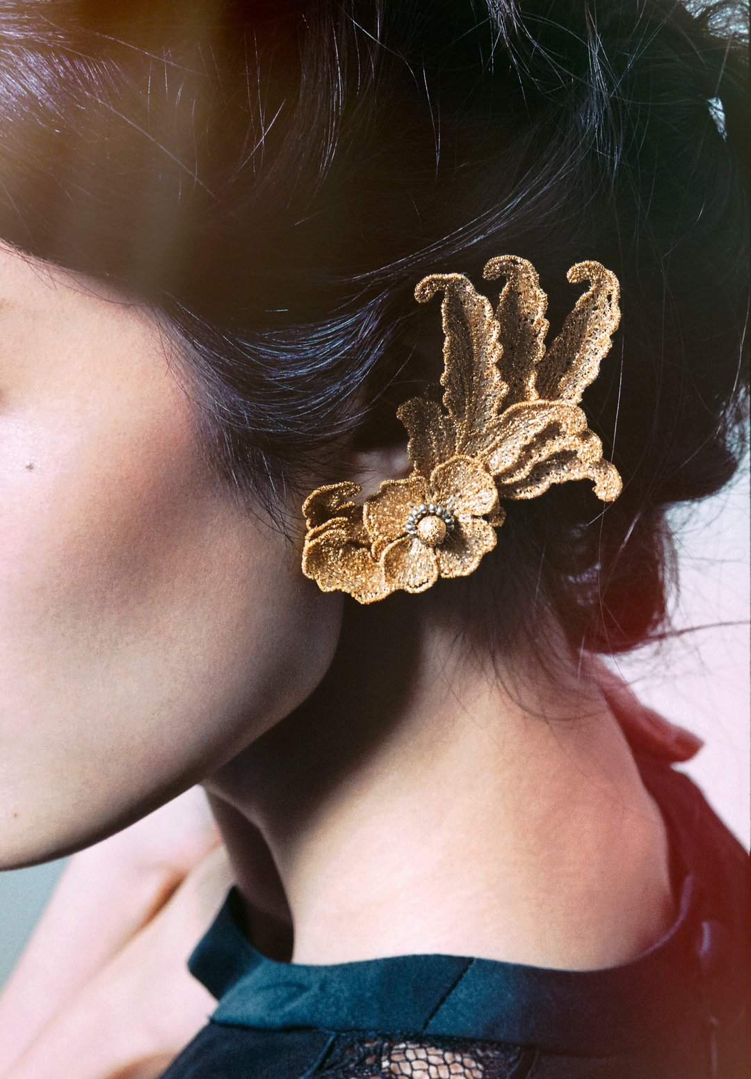 Arabesque embroidered ear cuff gold - 耳环/耳夹 - 绣线 金色