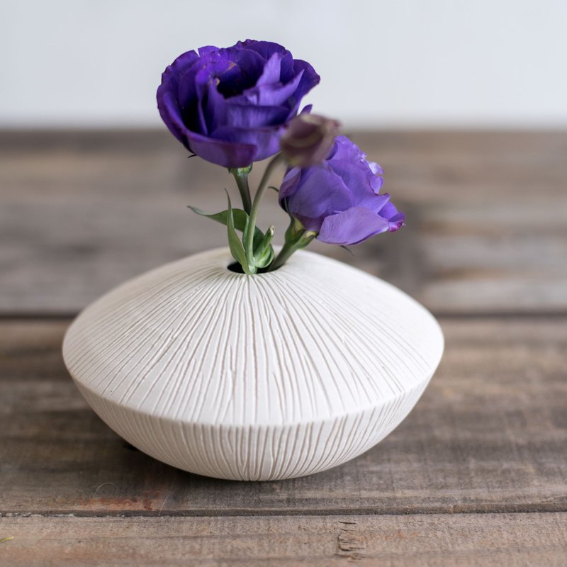 雾的原貌・碟形白瓷花器・ / 手拉坏花器・手作陶艺 - 花瓶/陶器 - 瓷 白色