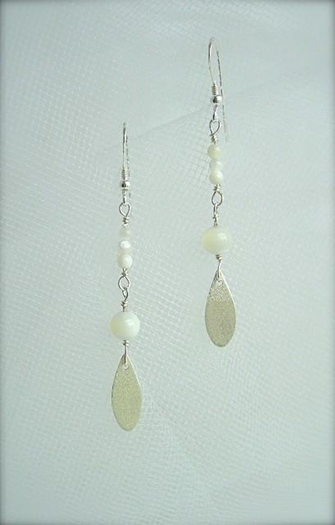 Mother of pearl earrings - 耳环/耳夹 - 宝石 银色