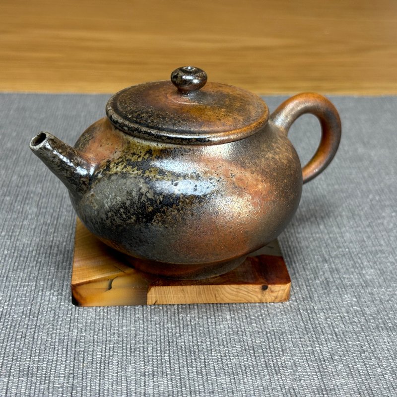 轻盈柴烧茶壶 180cc/ 王文玉/ 良时美器 - 茶具/茶杯 - 陶 金色