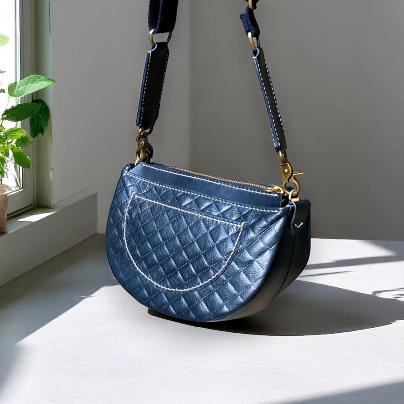 手作植鞣斜背河豚包 - 质感黑 / 菱格纹黑 (礼物 情人节 圣诞礼物 - 侧背包/斜挎包 - 真皮 黑色