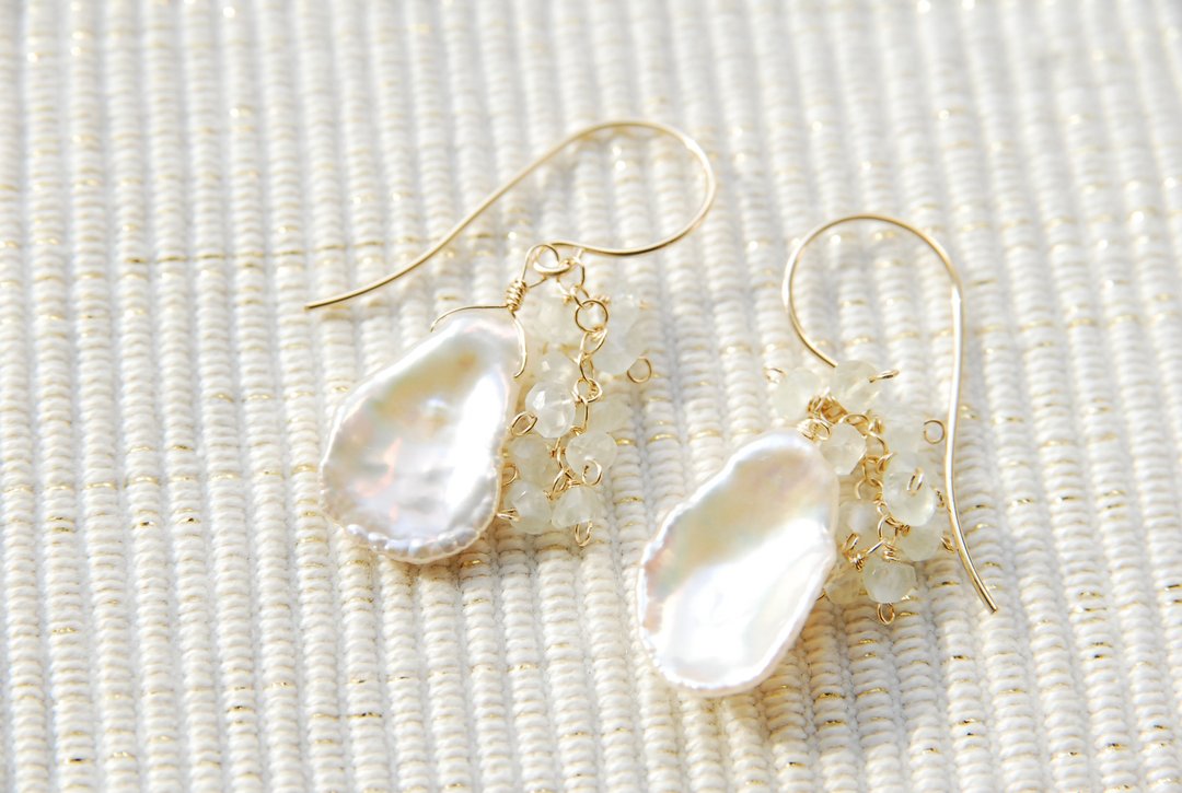 Keshi pearl and button cut prehnite tassel earrings 14kgf - 耳环/耳夹 - 珍珠 白色