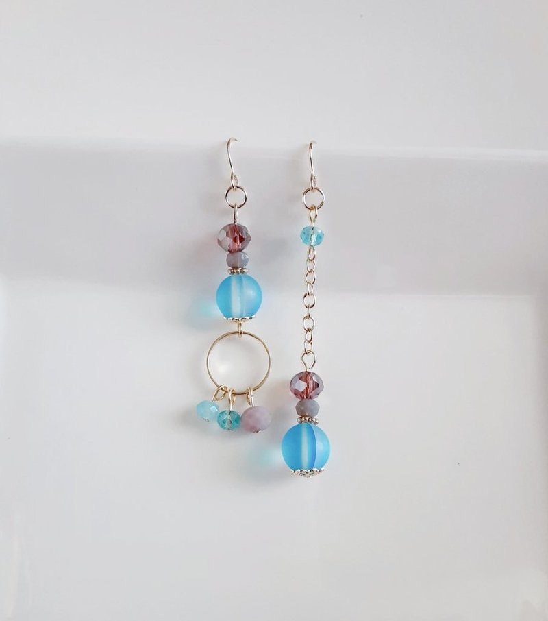 带有圆形圈，月光石与玻璃珠的湖水蓝紫色不对称耳环，附赠玻璃珠，可更换为抗过敏耳针或耳夹。 - 耳环/耳夹 - 玻璃 蓝色