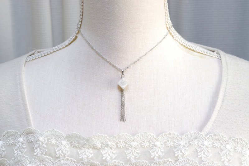 树脂艺术 方块与流苏坠饰・白百合・银色 - 项链 - 树脂 白色