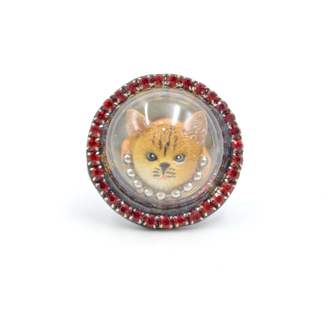 黄色小花猫 玻璃罩戒指 缀绿色施华洛世奇水晶绕边 - 戒指 - 其他金属 红色