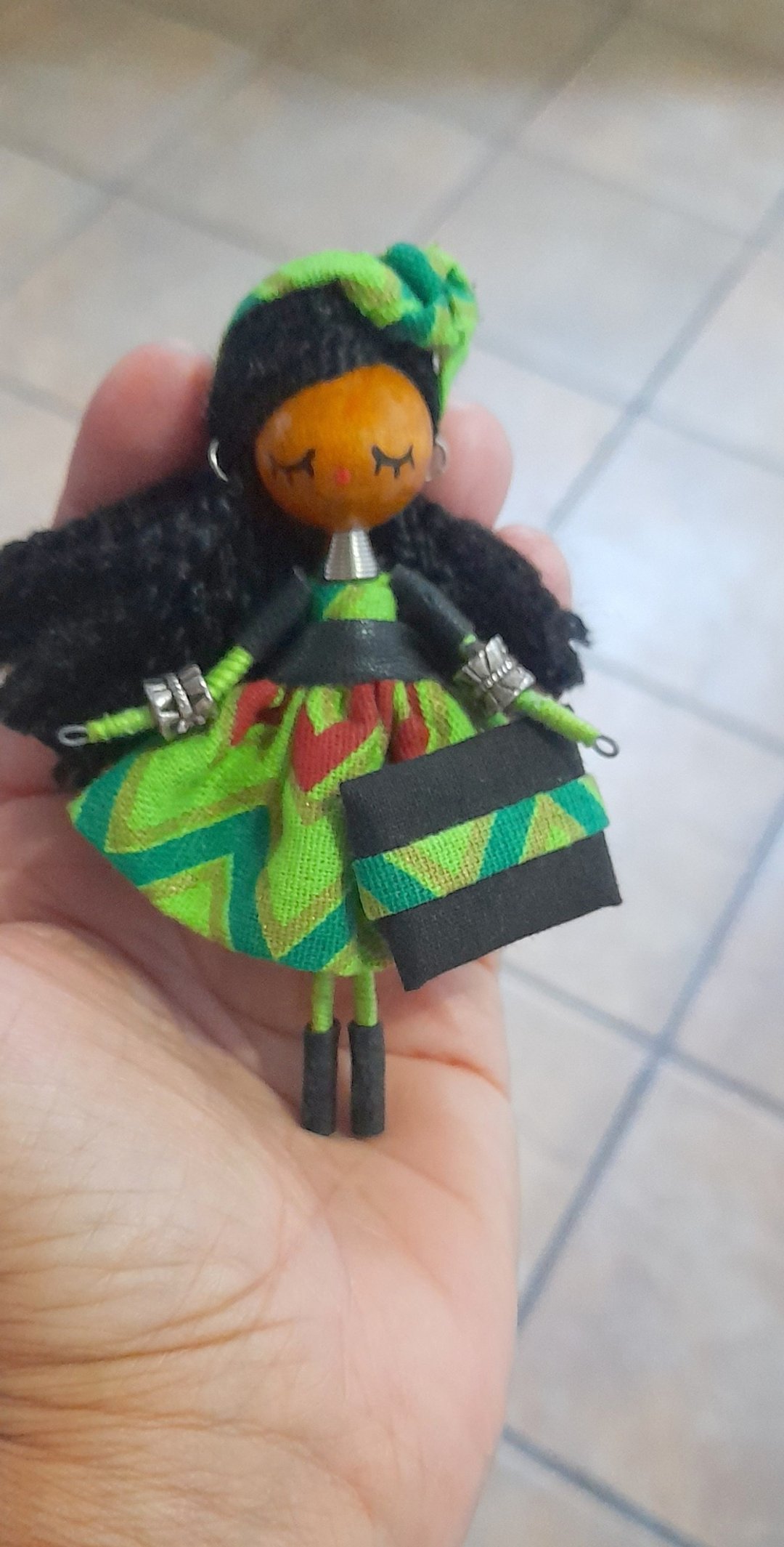 Brooch doll Kenia - 胸针 - 木头 绿色