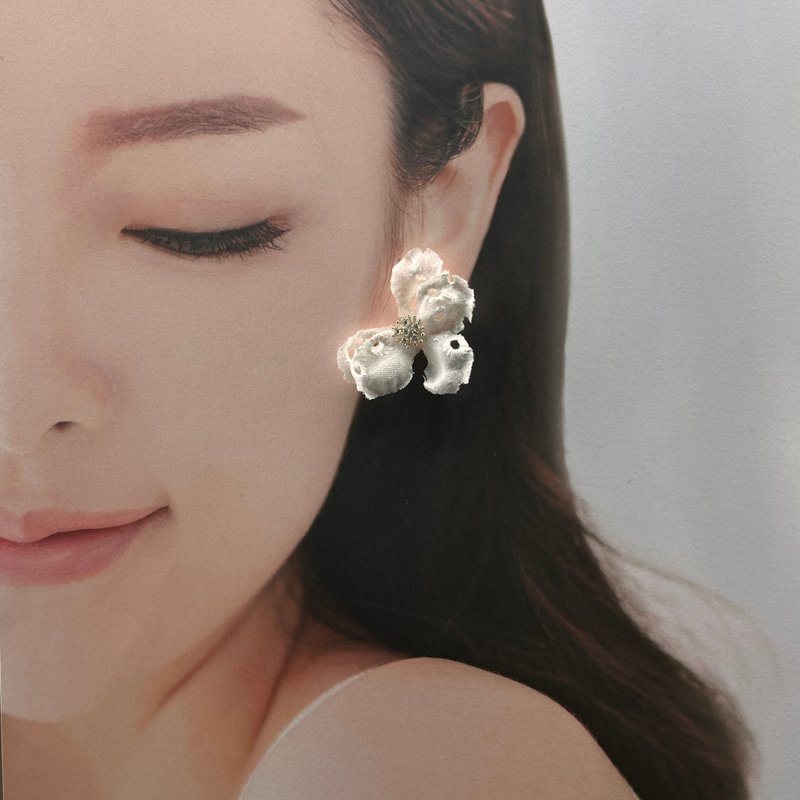 Pinkoi 限定独家 | Note 小音符有型银白相间优雅小花耳环 - 耳环/耳夹 - 其他材质 白色