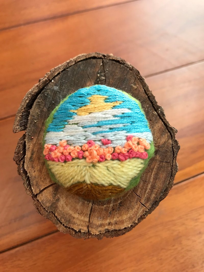 The embroidered button pin 纯手工制作刺绣钮扣胸针 - 胸针 - 绣线 多色