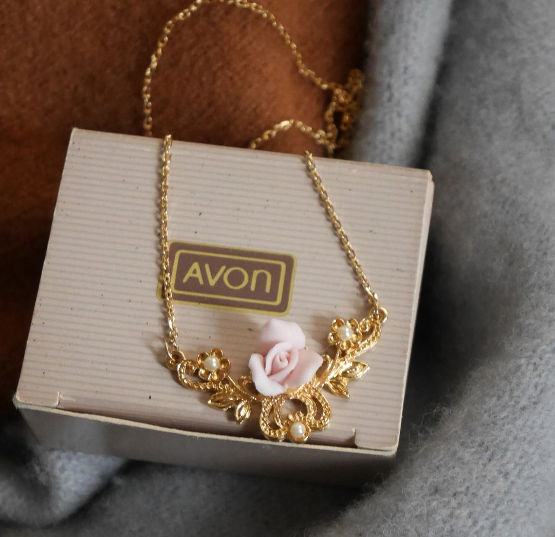古董Avon 1987 原装盒 金色古典珍珠蕾丝雕花立体玫瑰花陶瓷项链 - 项链 - 其他金属 金色