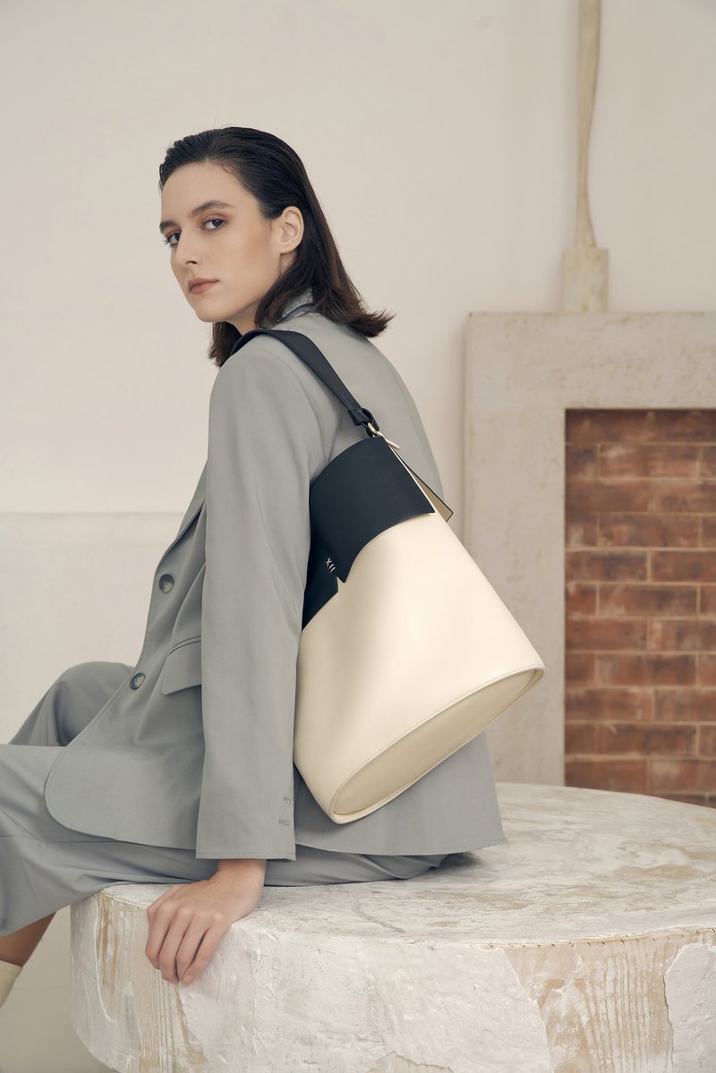 Gaia Jumbo 素皮革 水桶包 侧背包 手拿包 黑色x米白 - 侧背包/斜挎包 - 人造皮革 黑色