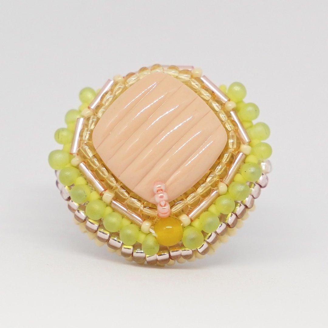 Very light talkative brooch 22 Beaded embroidery brooch multicolor - 胸针 - 塑料 粉红色