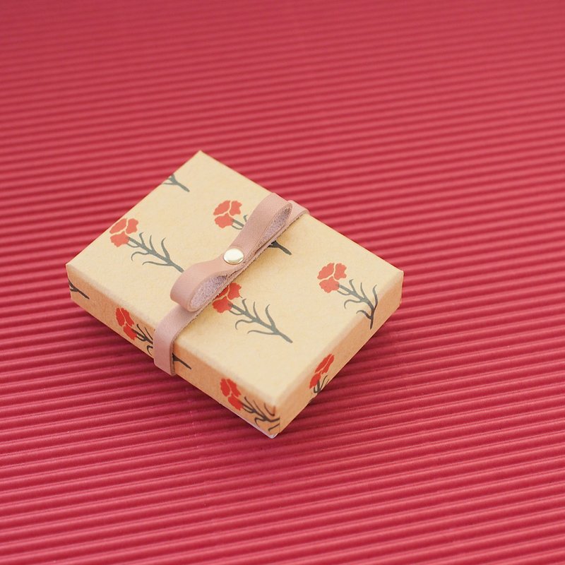 Carnation) Small gift box with leather ribbon - 摆饰 - 真皮 多色