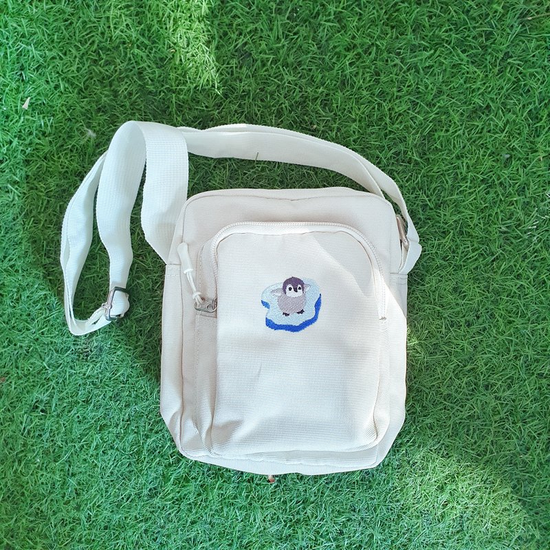 茑咪 刺绣图案中型防泼水 斜背包 方包 (白) / 滑冰企 企鹅 - 侧背包/斜挎包 - 尼龙 白色
