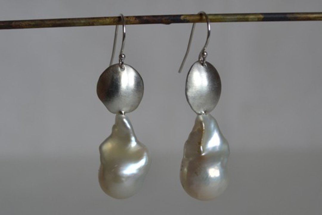Baroque pearl pierce - 耳环/耳夹 - 其他金属 