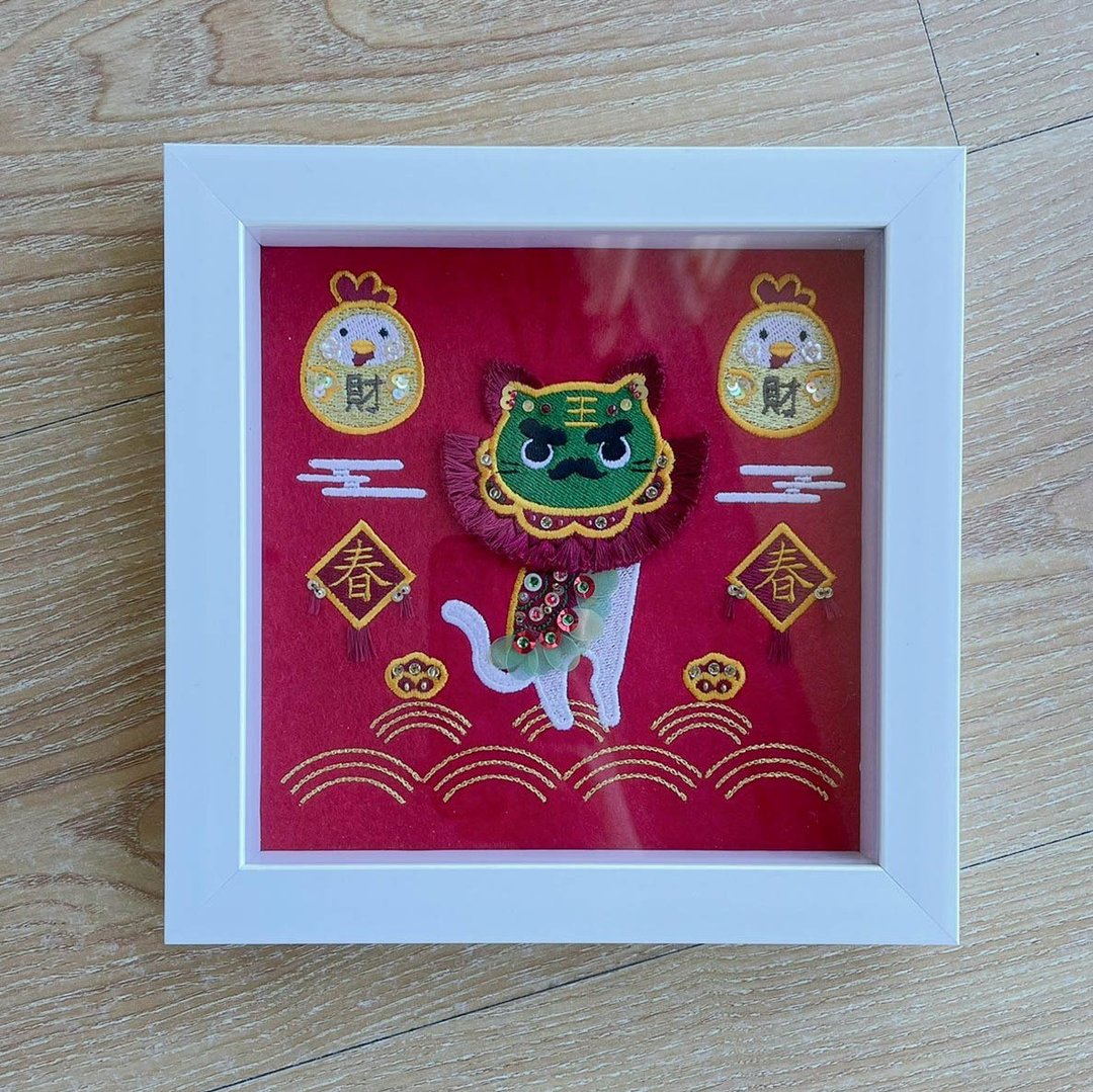 【台湾猫咪醒狮】迎春纳财 祥狮献瑞 刺绣画 - 画框/相框 - 绣线 红色