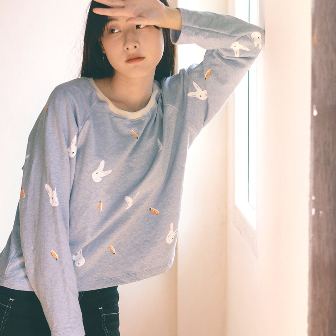 Rabbit Carrot / Long Sleeve Top Sweatshirt / Light Blue - 女装 T 恤 - 棉．麻 蓝色