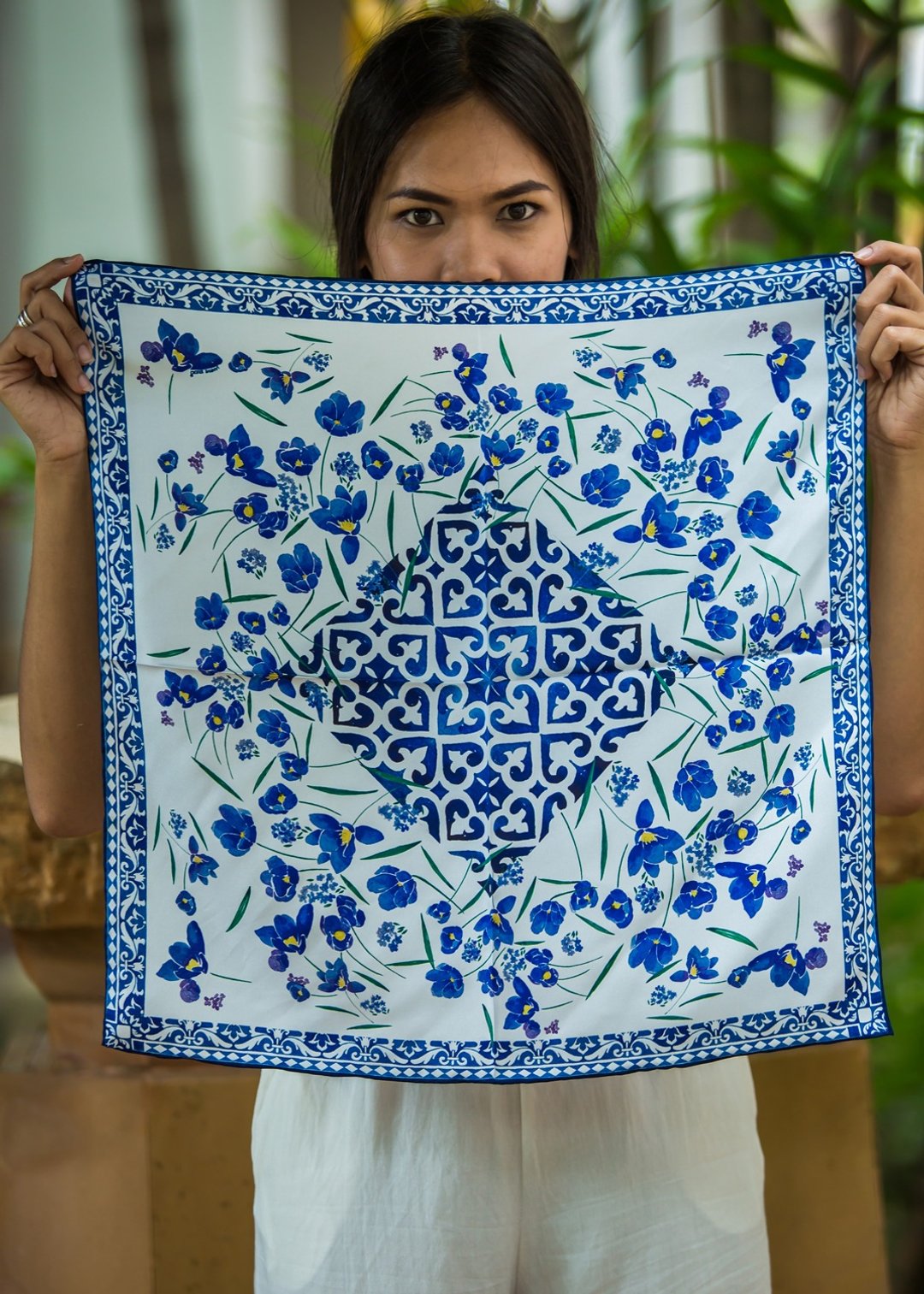 Bandana 100% Silk Fleur en soie, Size 53x53 cm. - 丝巾 - 丝．绢 白色