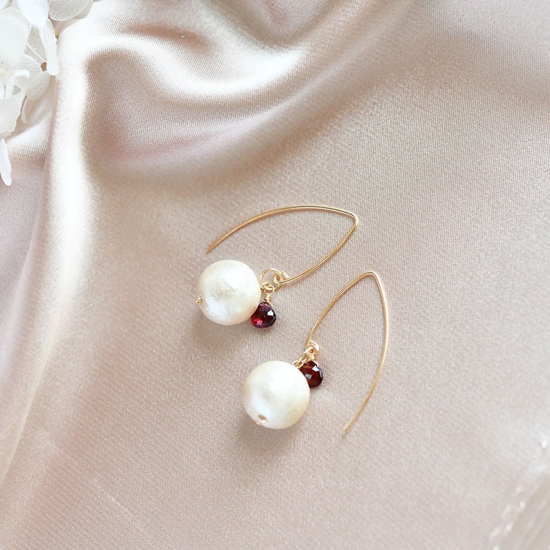 A symbol of love fulfillment Garnet and large cotton pearl earrings 14KGF January birthstone - 耳环/耳夹 - 宝石 红色