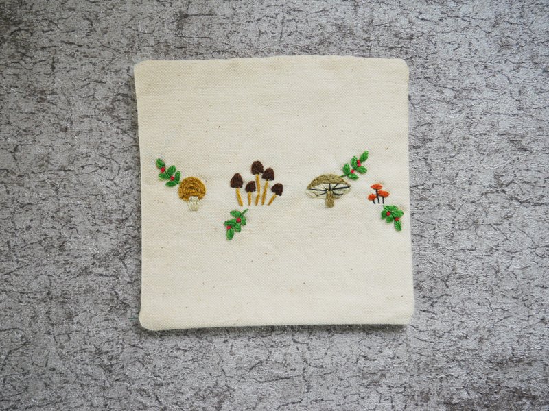 菇菇 手工刺绣杯垫 - 杯垫 - 棉．麻 咖啡色
